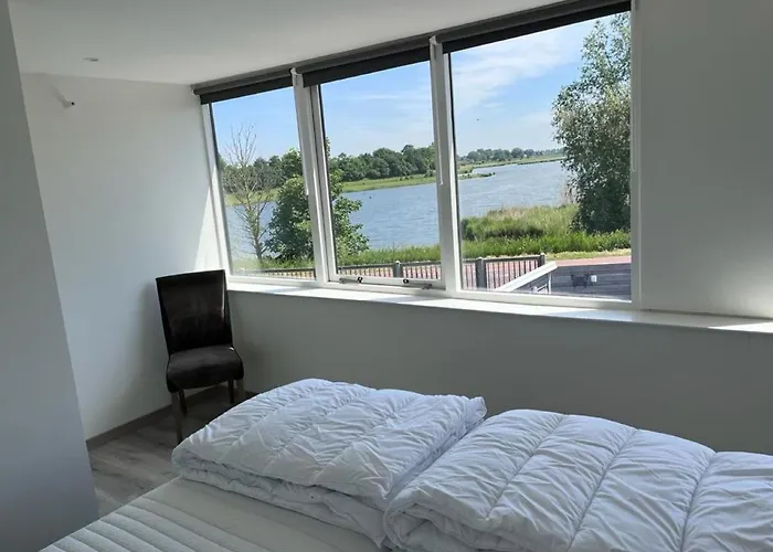 Comfortabele Woning Met Omheinde Tuin Aan Water Voor 12 P