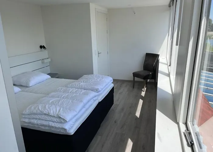 Comfortabele Woning Met Omheinde Tuin Aan Water Voor 12 P