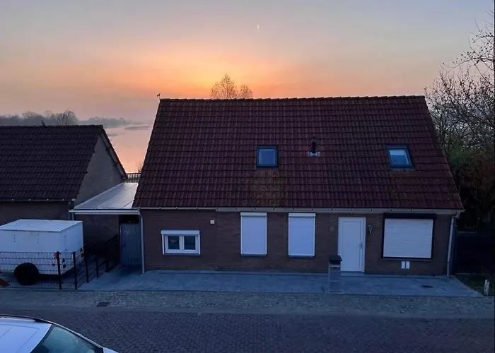 Comfortabele Woning Met Omheinde Tuin Aan Water Voor 12 P