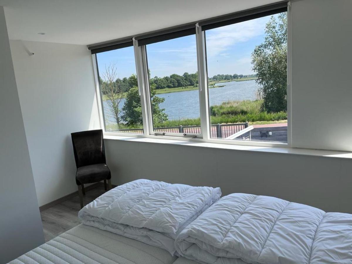 Comfortabele Woning Met Omheinde Tuin Aan Water Voor 12 P * Oostburg