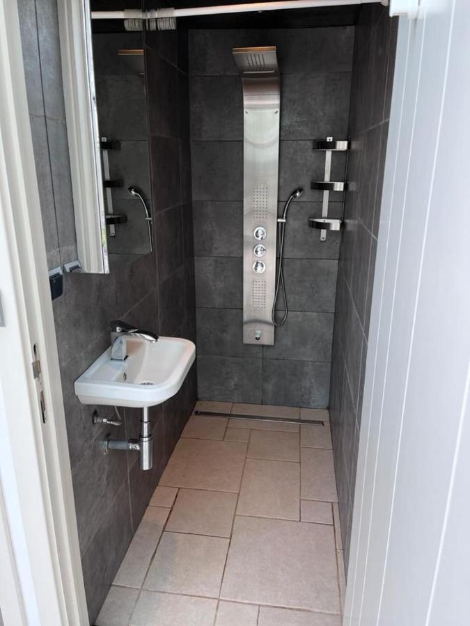 Comfortabele Woning Met Omheinde Tuin Aan Water Voor 12 P Oostburg